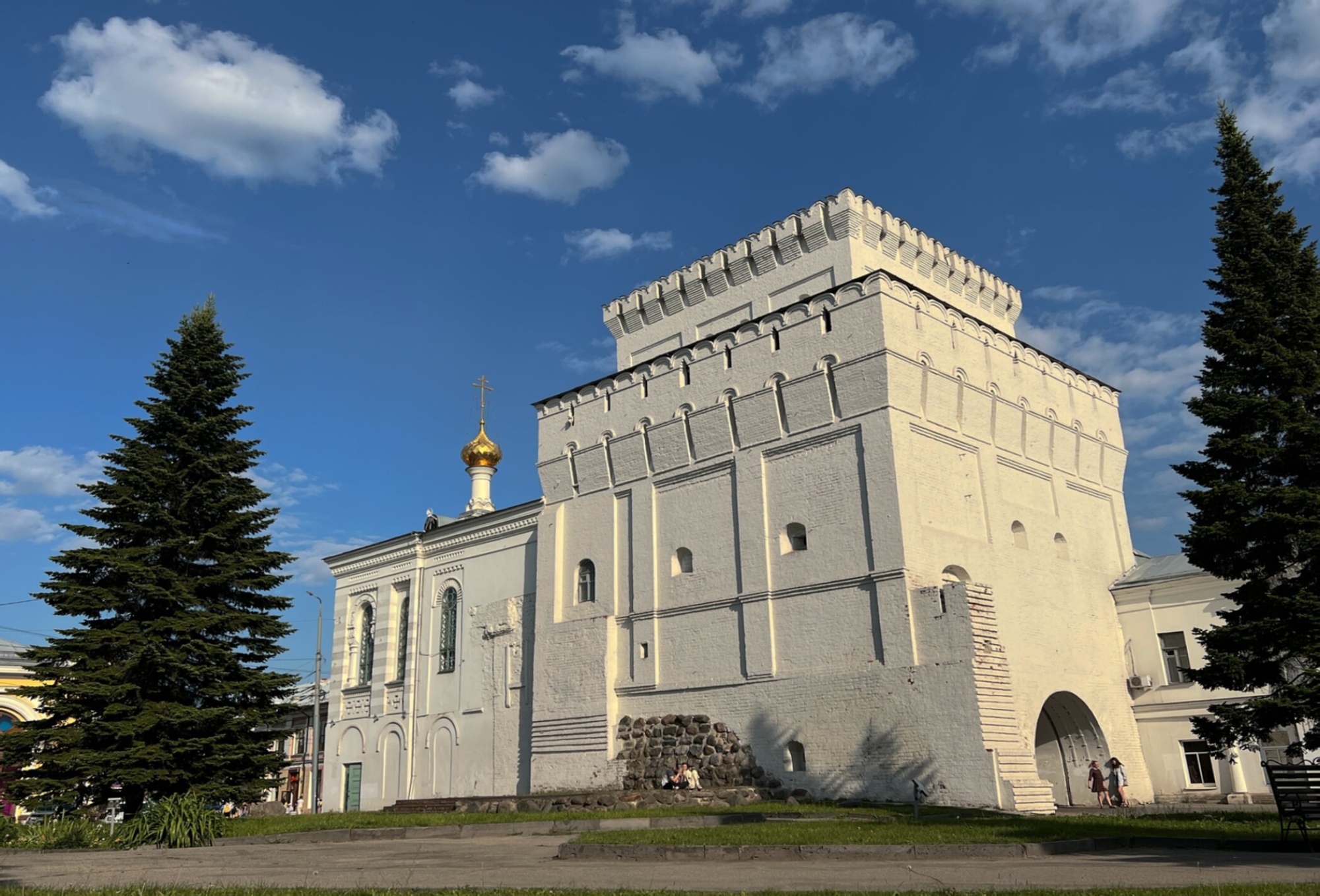 Власьевская башня и Знаменская церковь в Ярославле