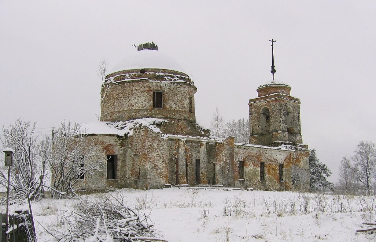Храм Георгия Победоносца в селе Егорье на зимней фотографии