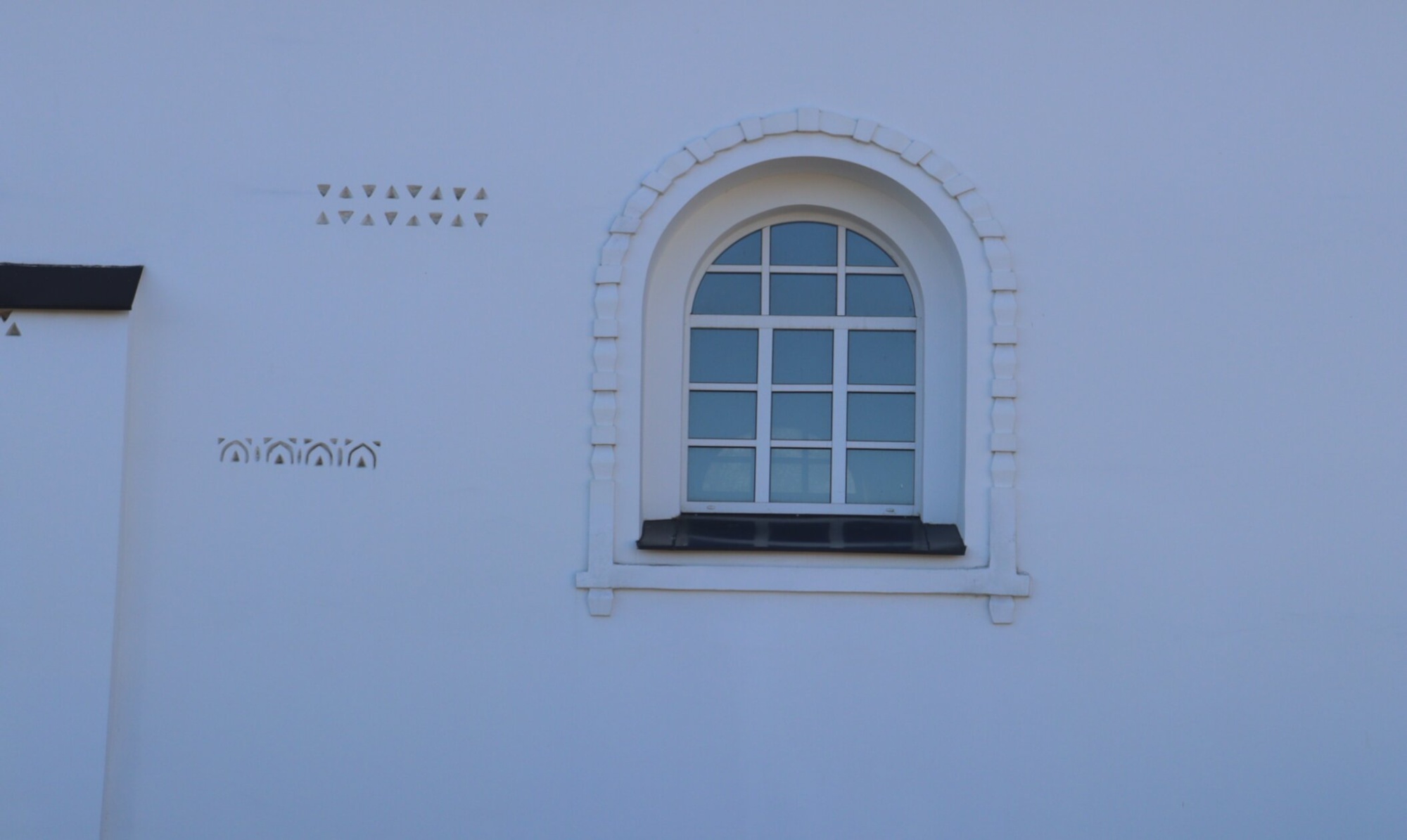 Арочное окно Спасо-Преображенской церкви в посёлке Тярлево