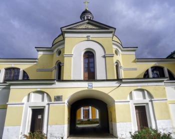 Святые врата с надвратным храмом Тверского Рождественского монастыря