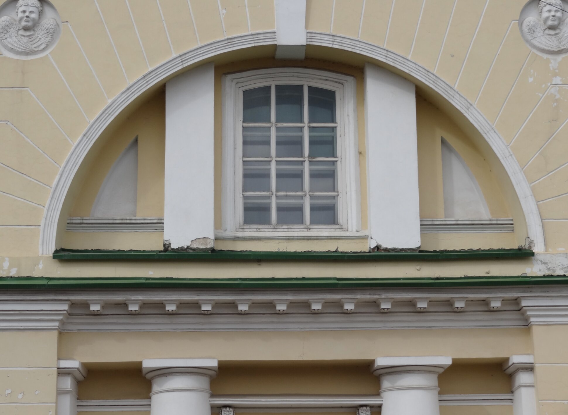 Фасад Свято-Троицкого храма в Каменске-Уральском