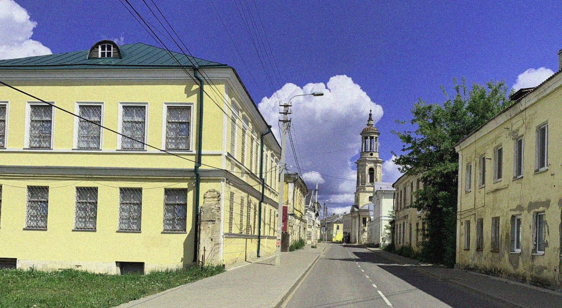 Вид на улицу Луначарского и Церковь Климента в Торжке