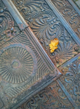 Чугунные ступени южной лестницы Храма Георгия за Верхом в Калуге