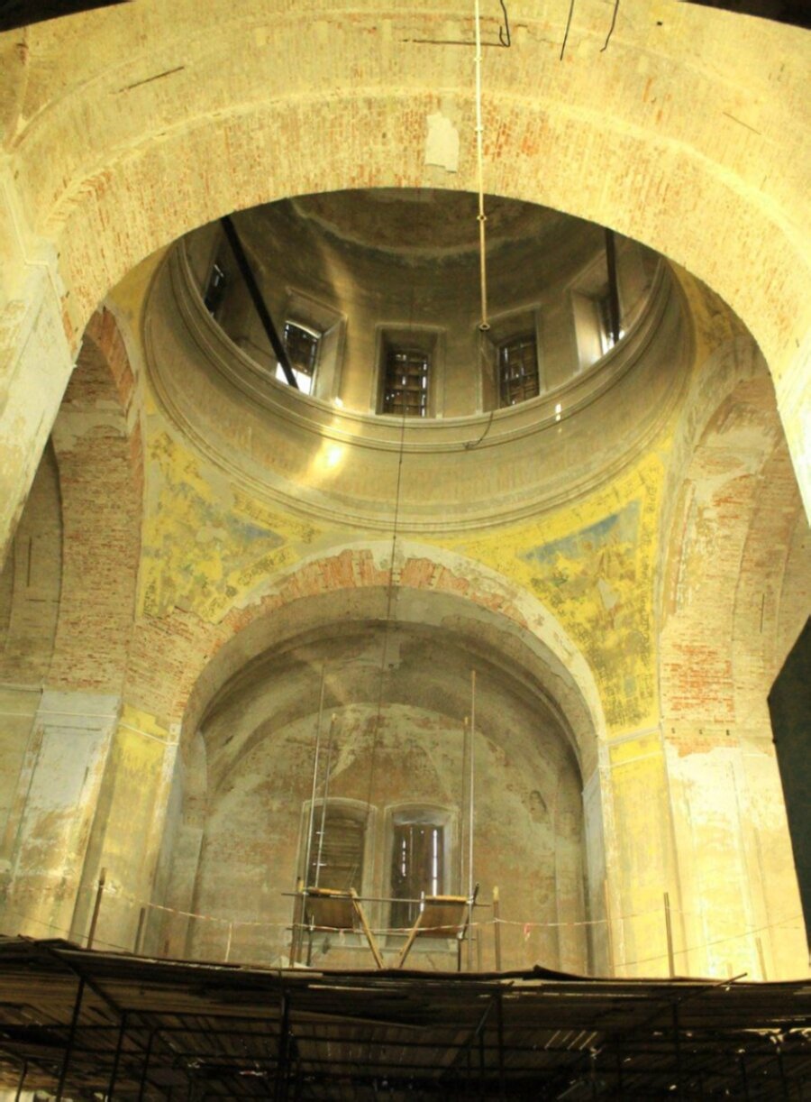 Интерьер Покровского собора в Ельце: вид на купол и своды