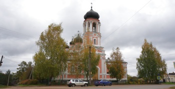 Храм Святой Живоначальной Троицы в Крестцах