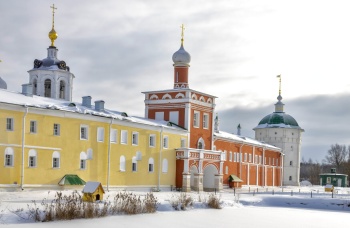 Николо-Пешношский монастырь в зимнем убранстве