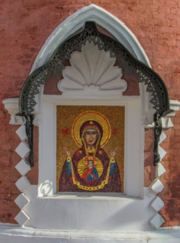 Киот с мозаичной иконой Богородицы на Никольской церкви