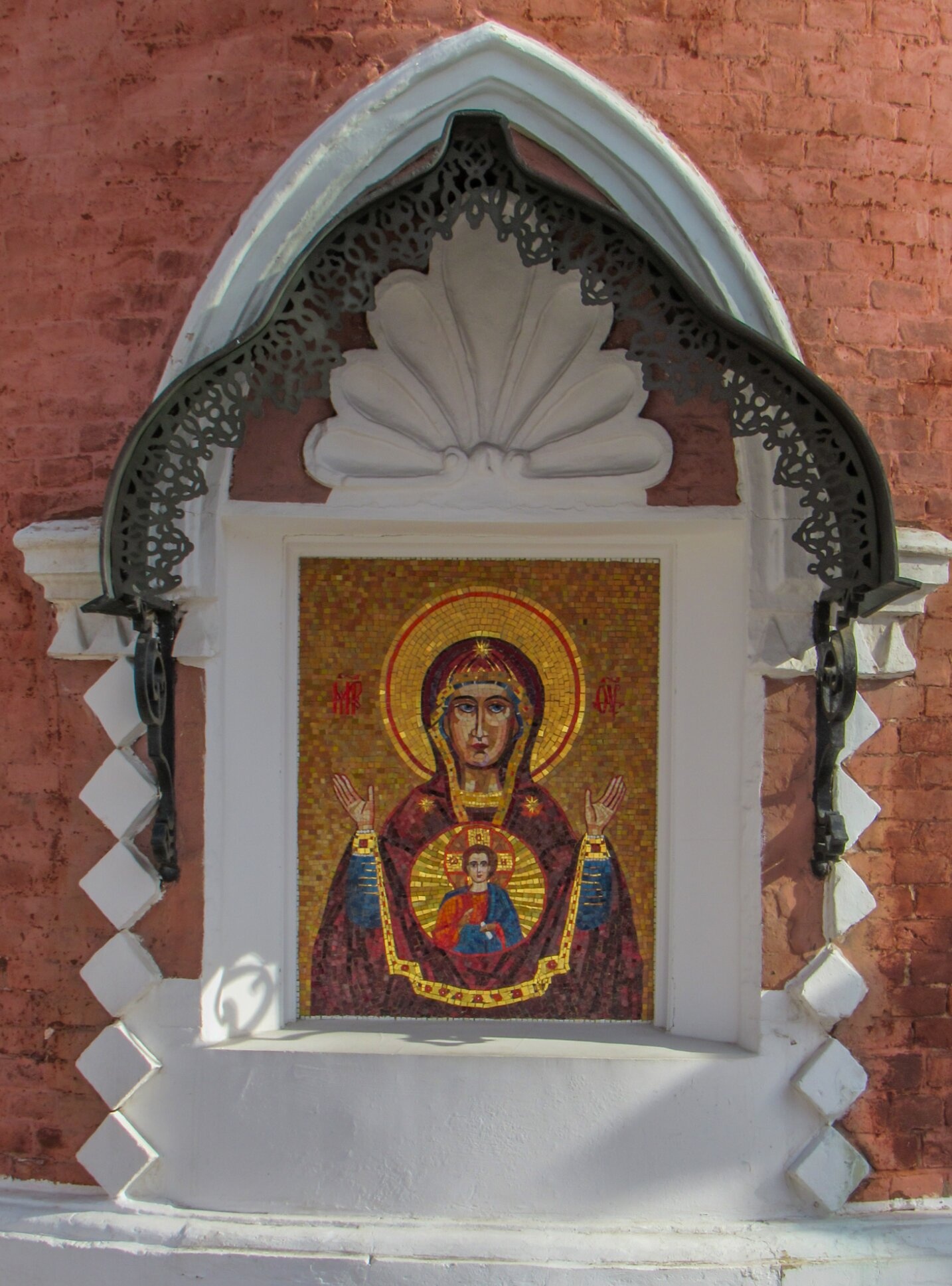 Киот с мозаичной иконой Богородицы на Никольской церкви