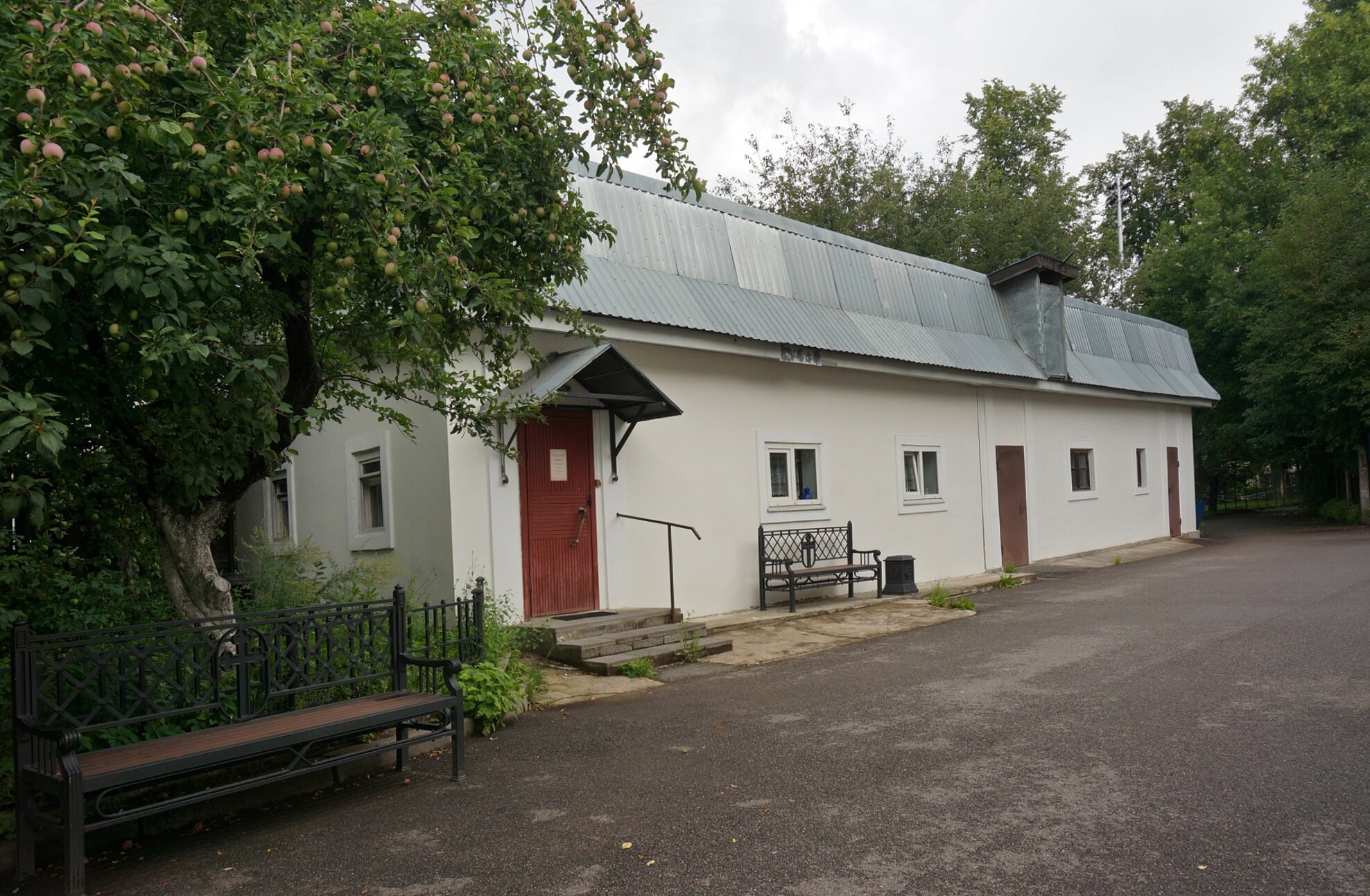 Территория Крестовоздвиженского собора в Санкт-Петербурге