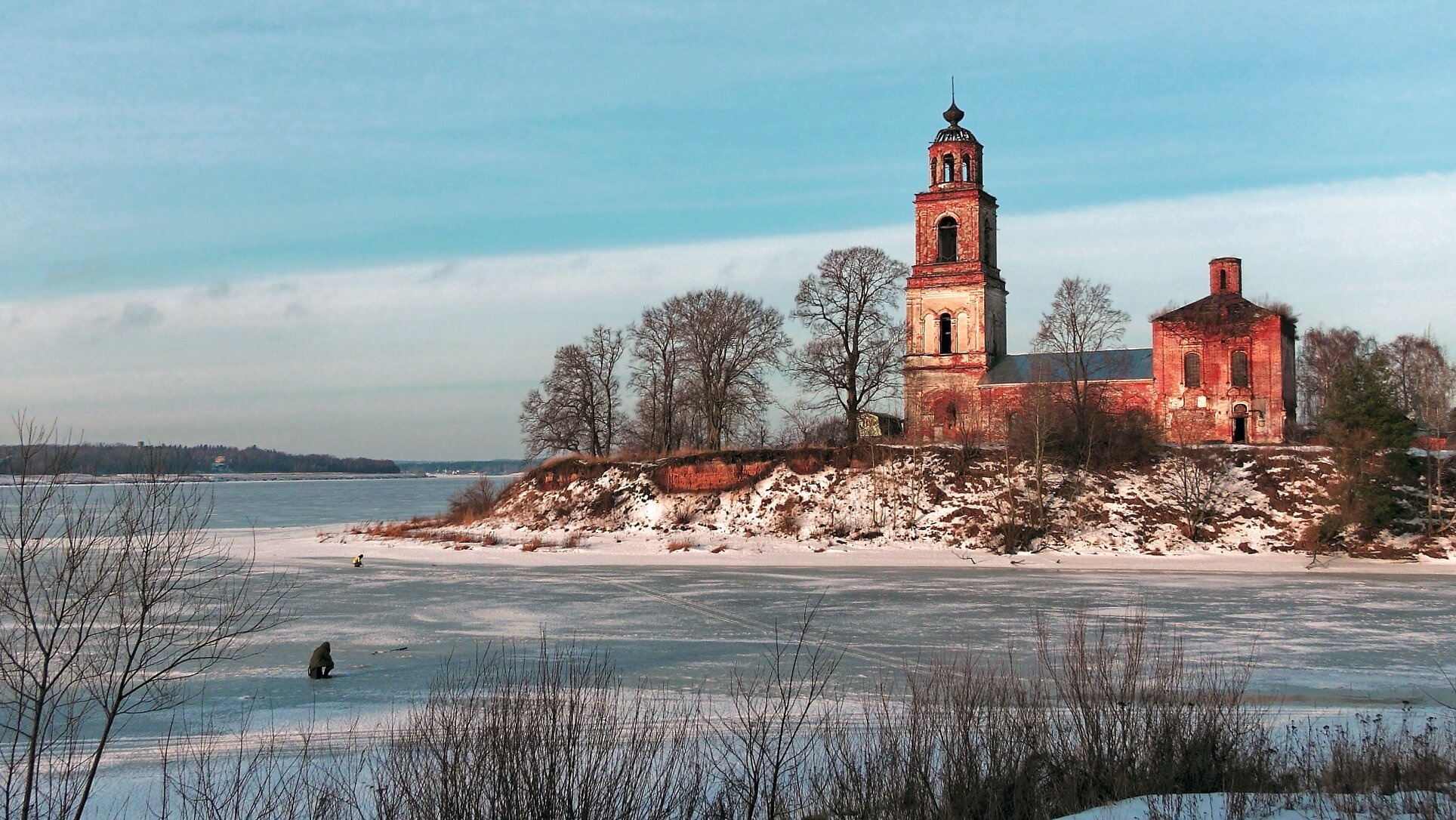 Церковь Смоленской иконы Божией Матери в селе Устье: зимний пейзаж