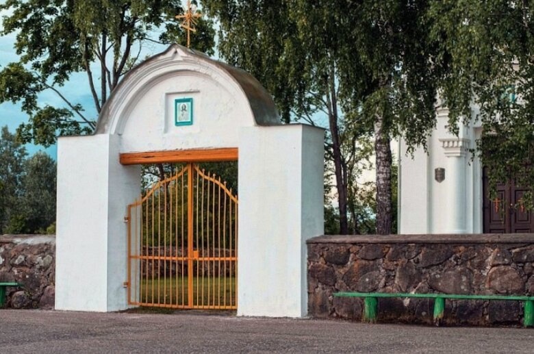 Святые врата Успенской церкви в Ручице