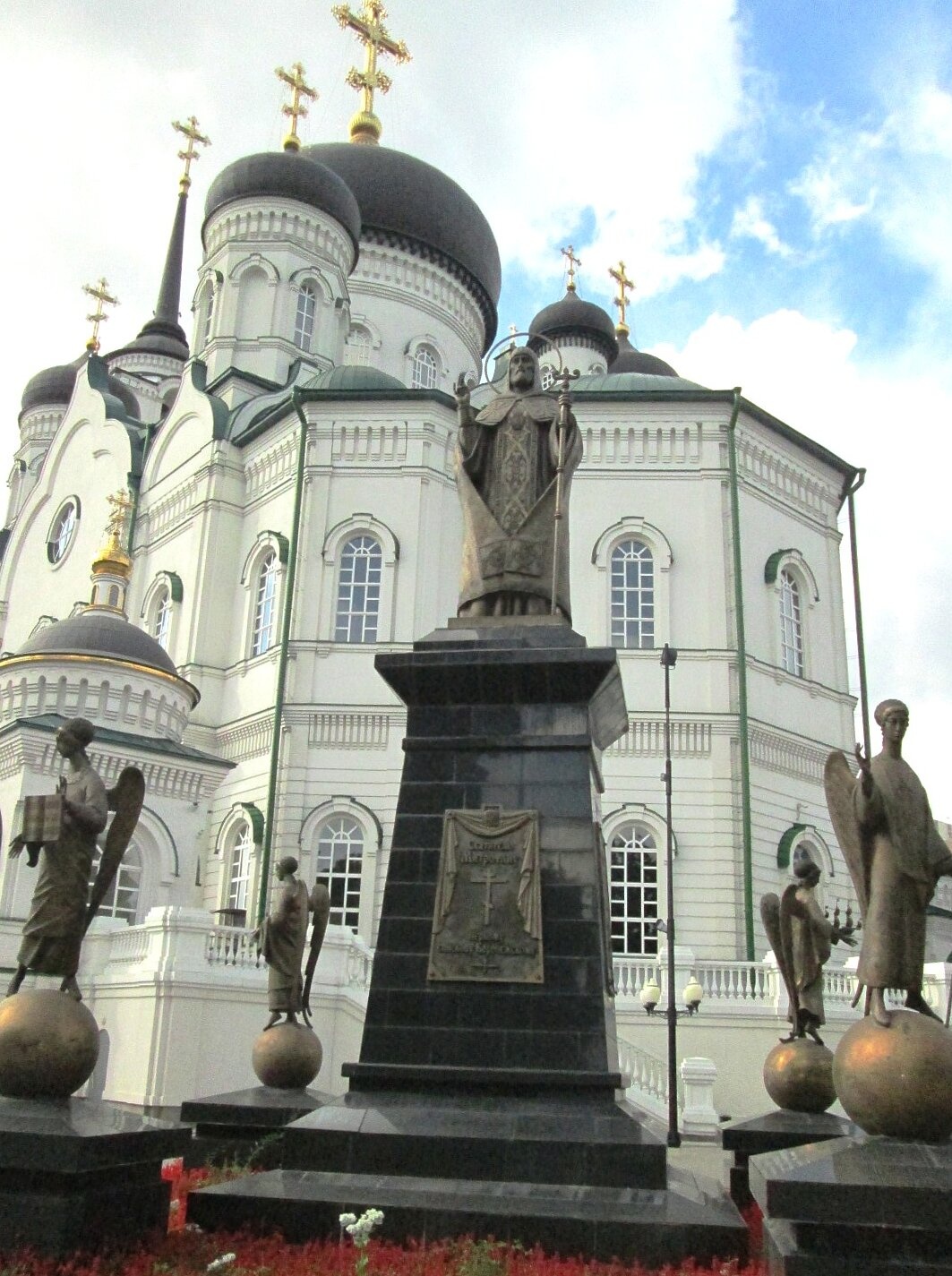Благовещенский кафедральный собор и памятник святителю Митрофану Воронежскому