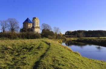 Храм Смоленской иконы Божией Матери на берегу реки Осуга