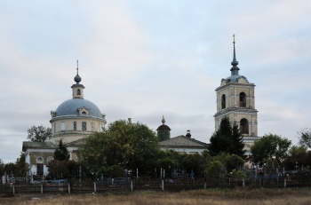 Церковь Трёх Святителей в селе Белоомут
