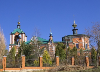 Храм Троицы Живоначальной в селе Лужники