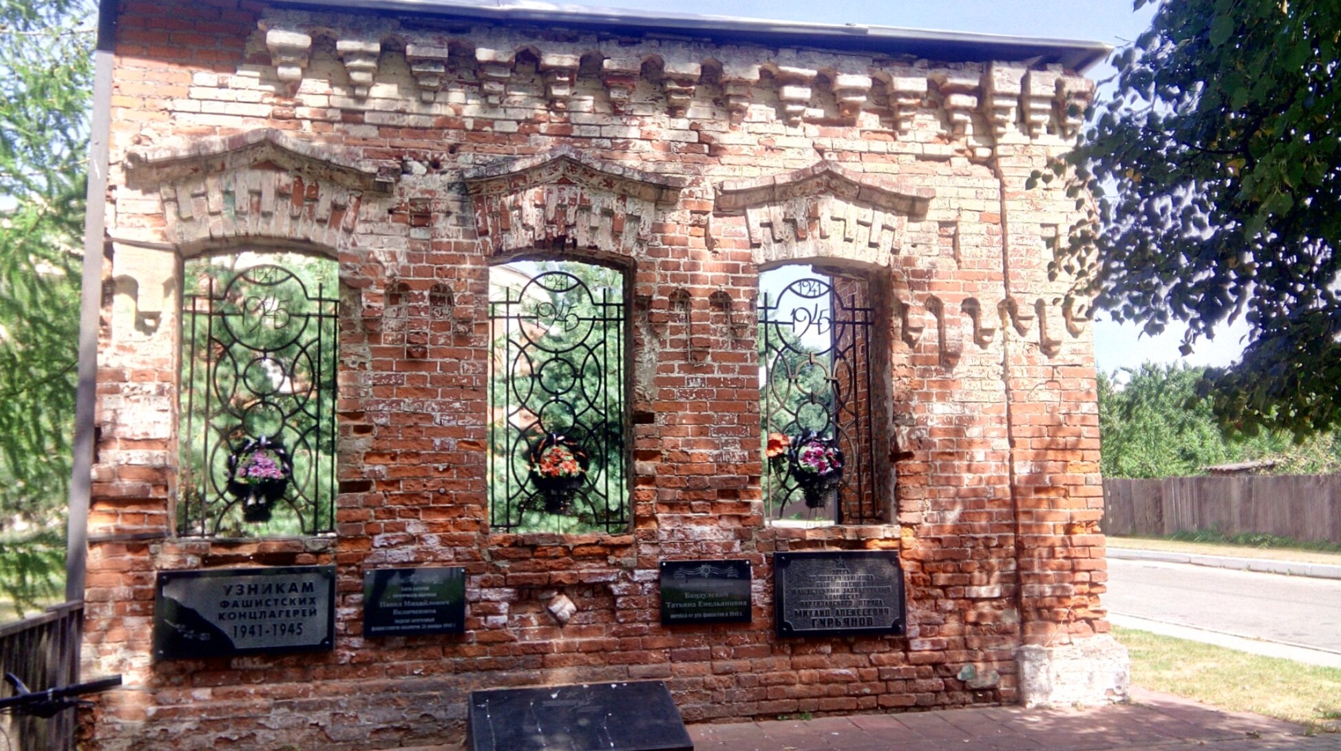 Мемориал узникам фашистских концлагерей при Церкви иконы Божией Матери «Знамение» в Трубино