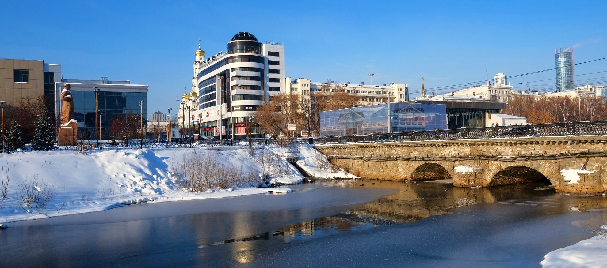 Вид на Храм Большой Златоуст и Городской мост в Екатеринбурге зимой