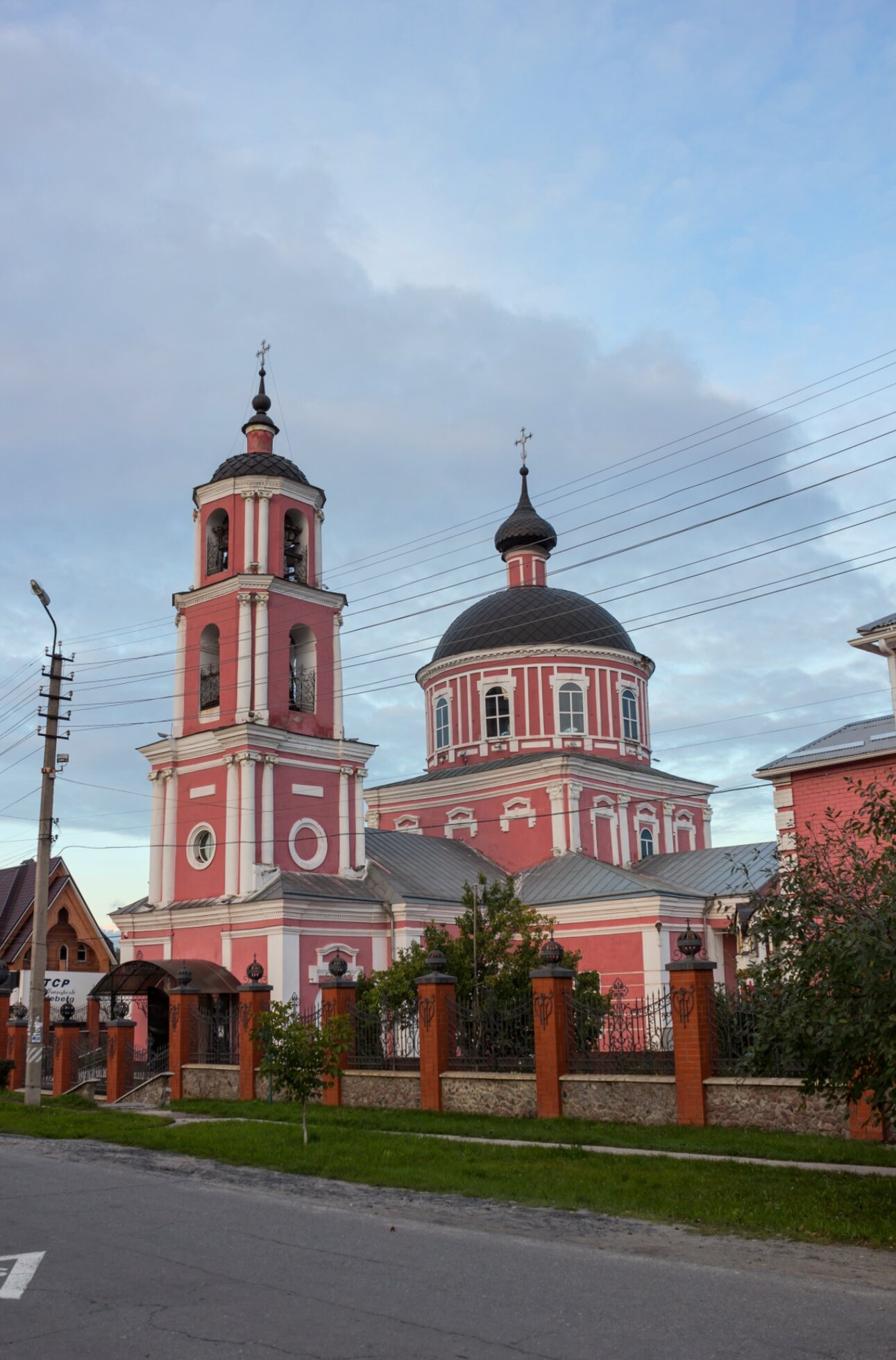 Крестовоздвиженский храм в городе Старый Оскол