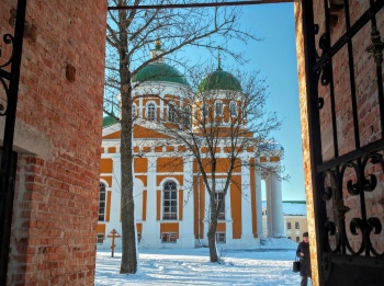 Христорождественский женский монастырь в Твери в зимнем убранстве