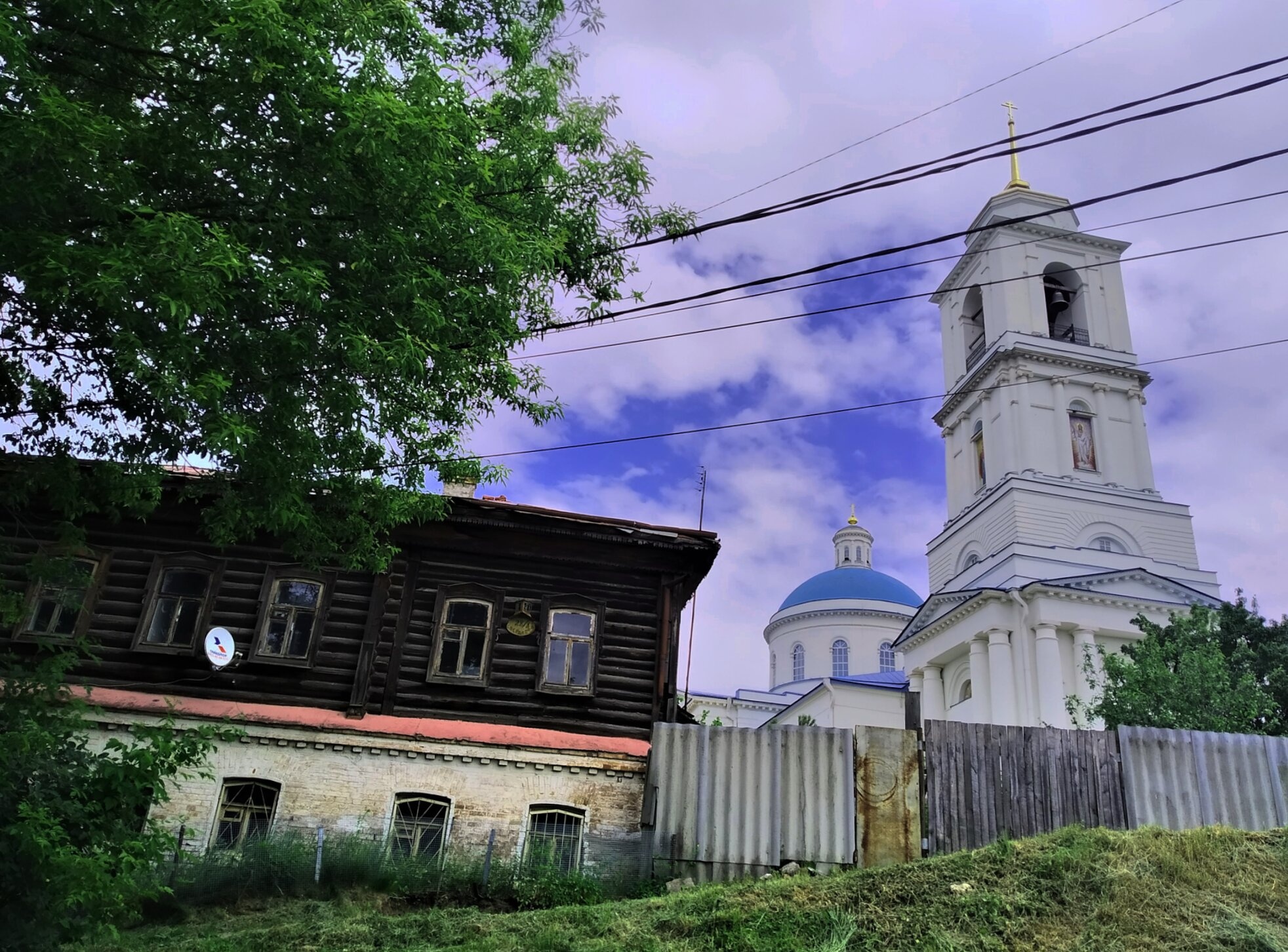 Колокольня и надвратная церковь в Серпухове