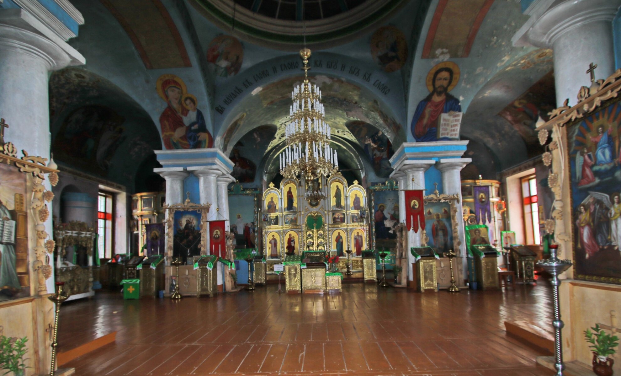 Интерьер Успенского храма в селе Радогощь