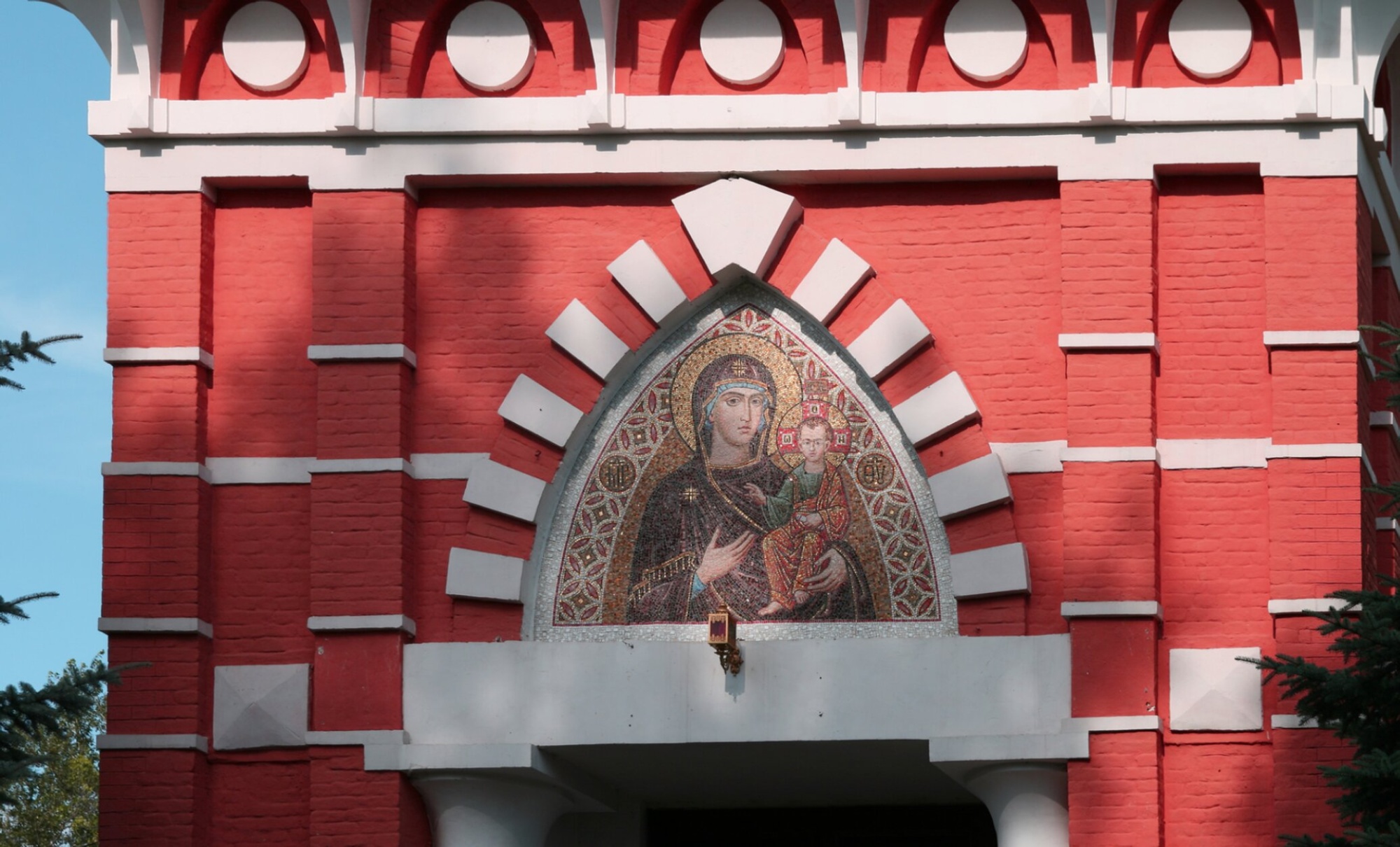 Мозаичная икона Божией Матери на фасаде Смоленского храма в Ивантеевке