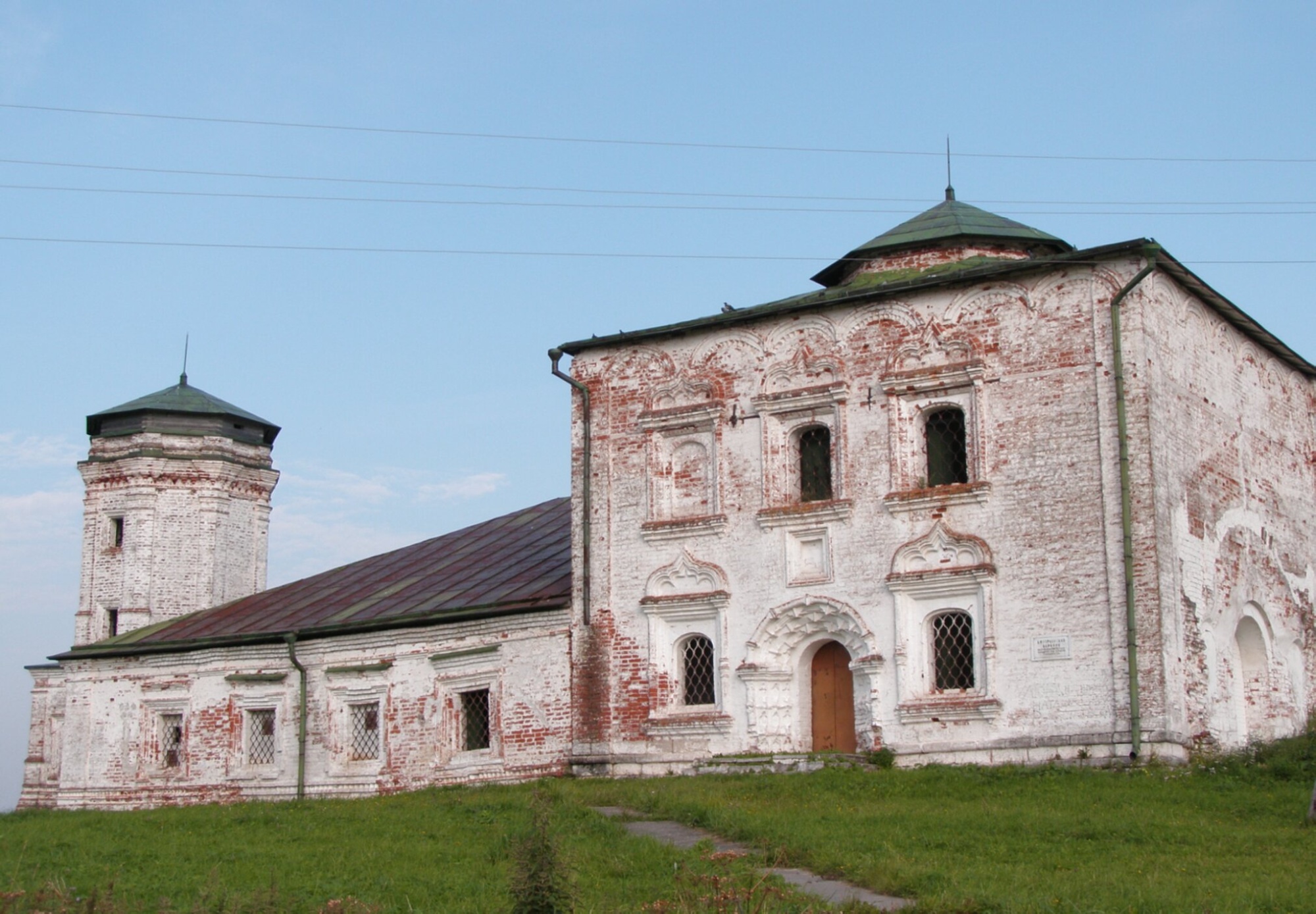 Надвратная колокольня с церковью Святого Духа в Холмогорах