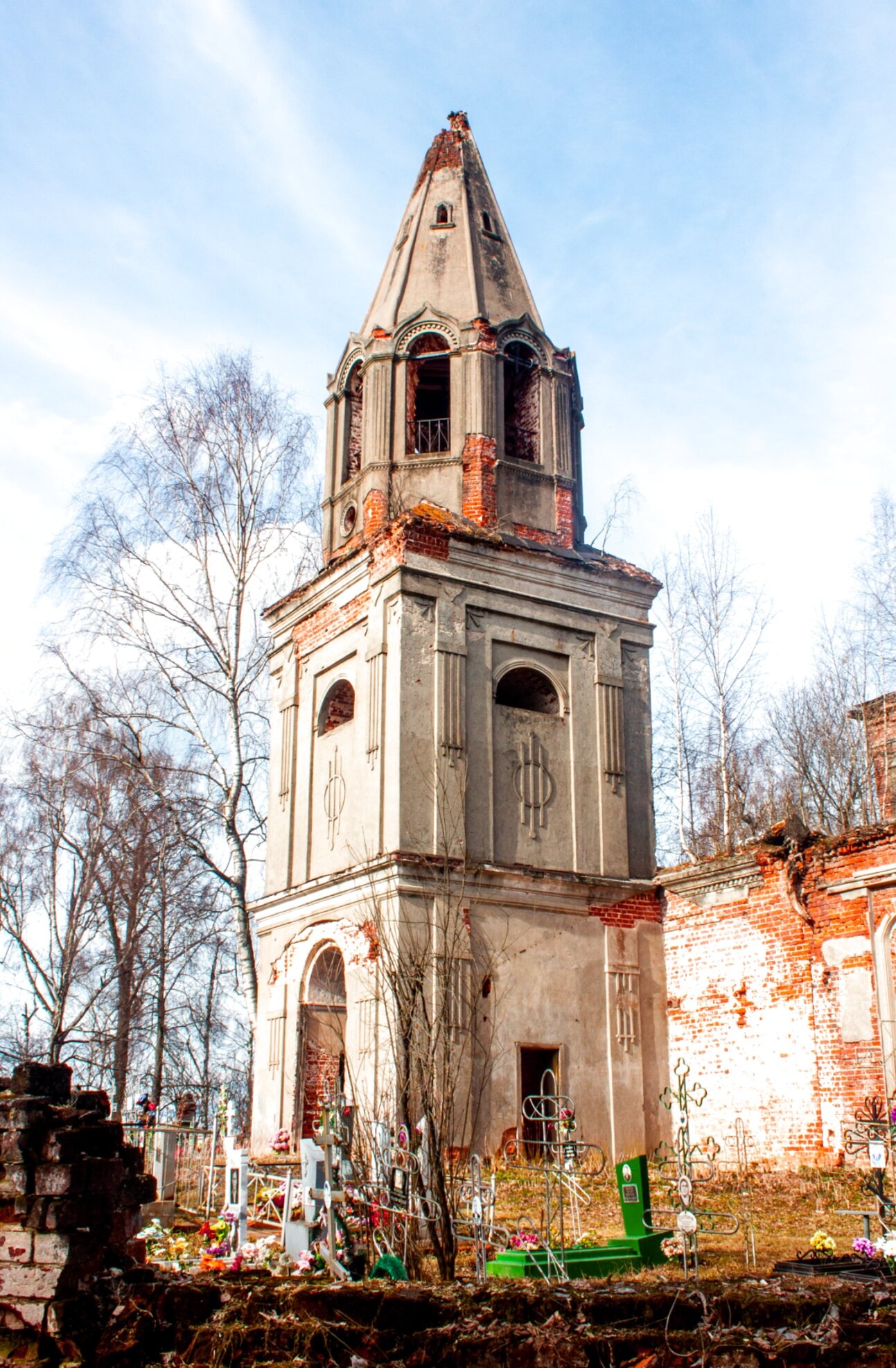 Колокольня Спасо-Преображенской церкви в Сухаренках