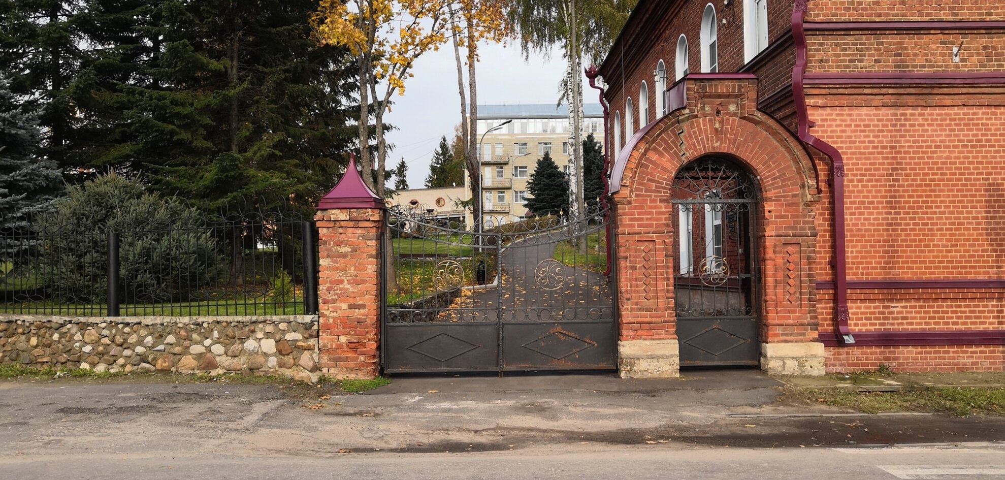 Церковь Рождества Богородицы в Некрасовском - архитектура и территория