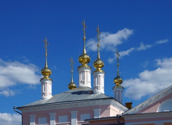 Золотые купола Церкви Вознесения Господня в Кимрах