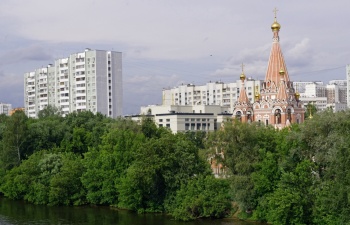 Храм Всех Святых в Филёвской пойме на фотографии
