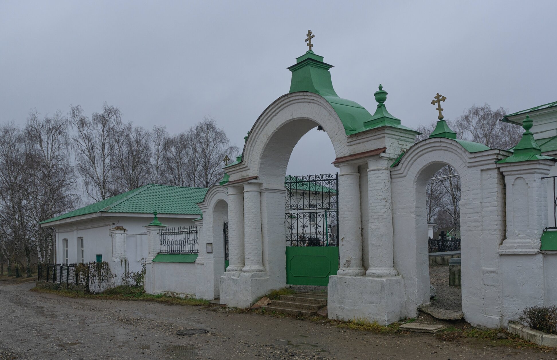 Святые врата Смоленского кладбища у храма Живоначальной Троицы в Ярославле