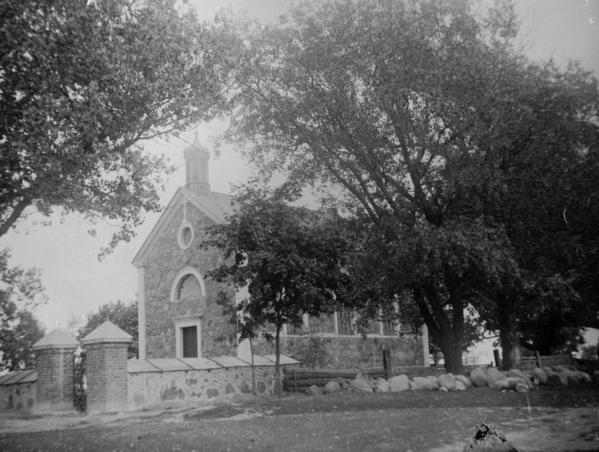Церковь Покрова Пресвятой Богородицы в деревне Беница на исторической фотографии