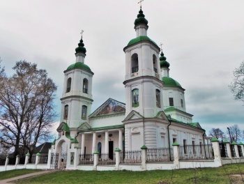 Храм Воскресения Христова в селе Молоди