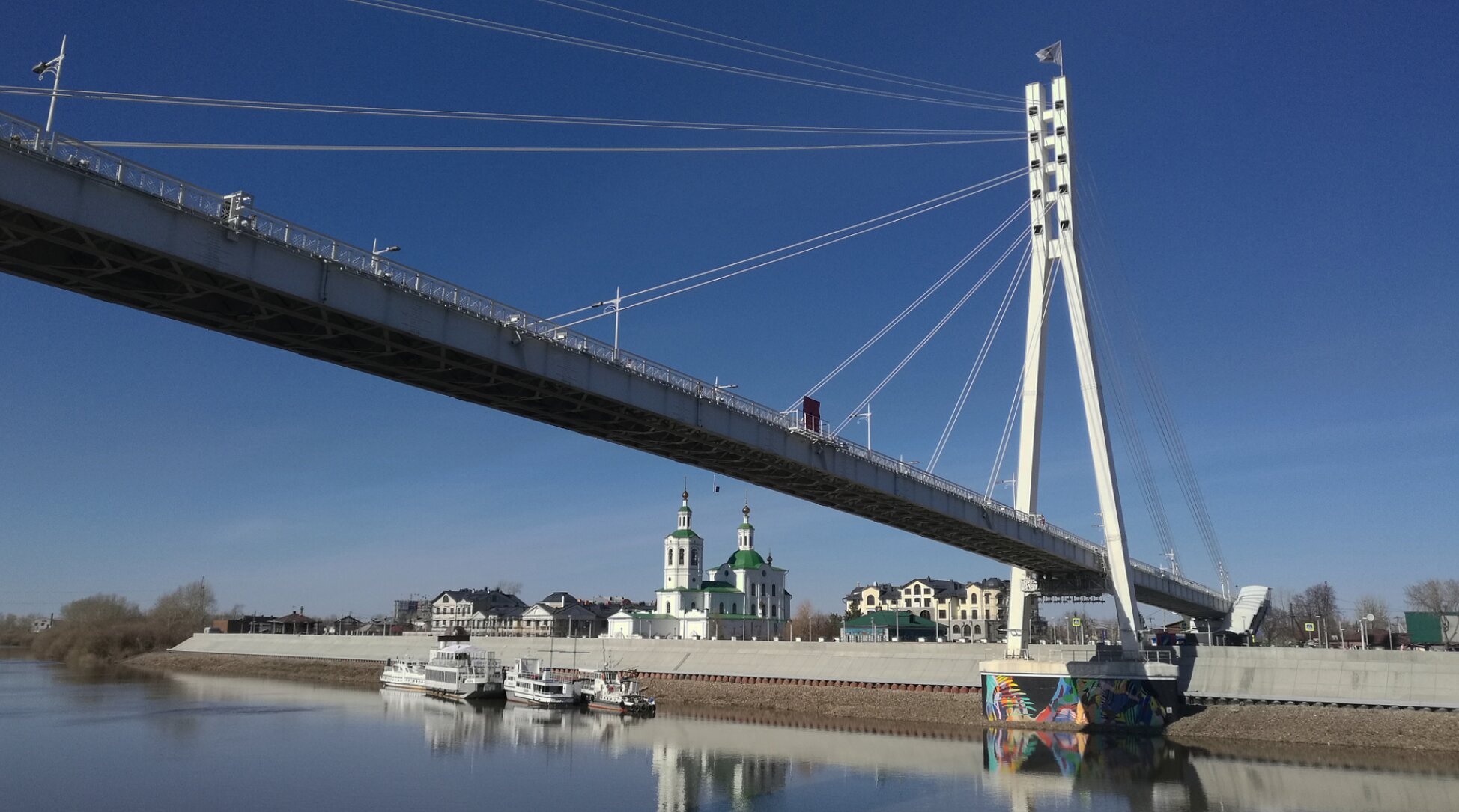 Вознесенско-Георгиевская церковь в Тюмени: вид с Моста влюблённых