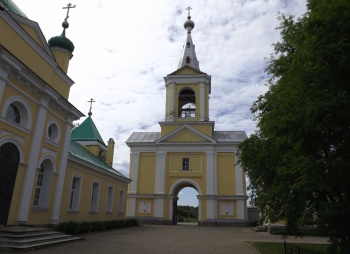 Колокольня и святые ворота Введено-Оятского женского монастыря