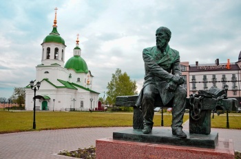 Памятник Фёдору Достоевскому у Церкви Святых Апостолов Петра и Павла в Тобольске
