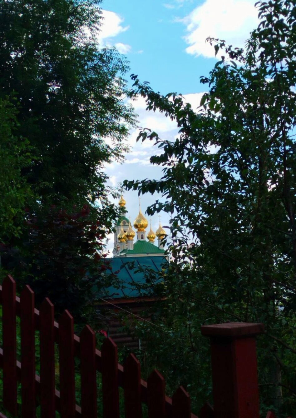 Воскресенская церковь в Плёсе на фотографии