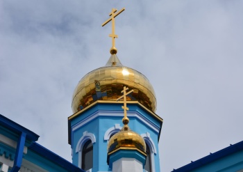 Золочёные купола Церкви Рождества Пресвятой Богородицы во Владикавказе