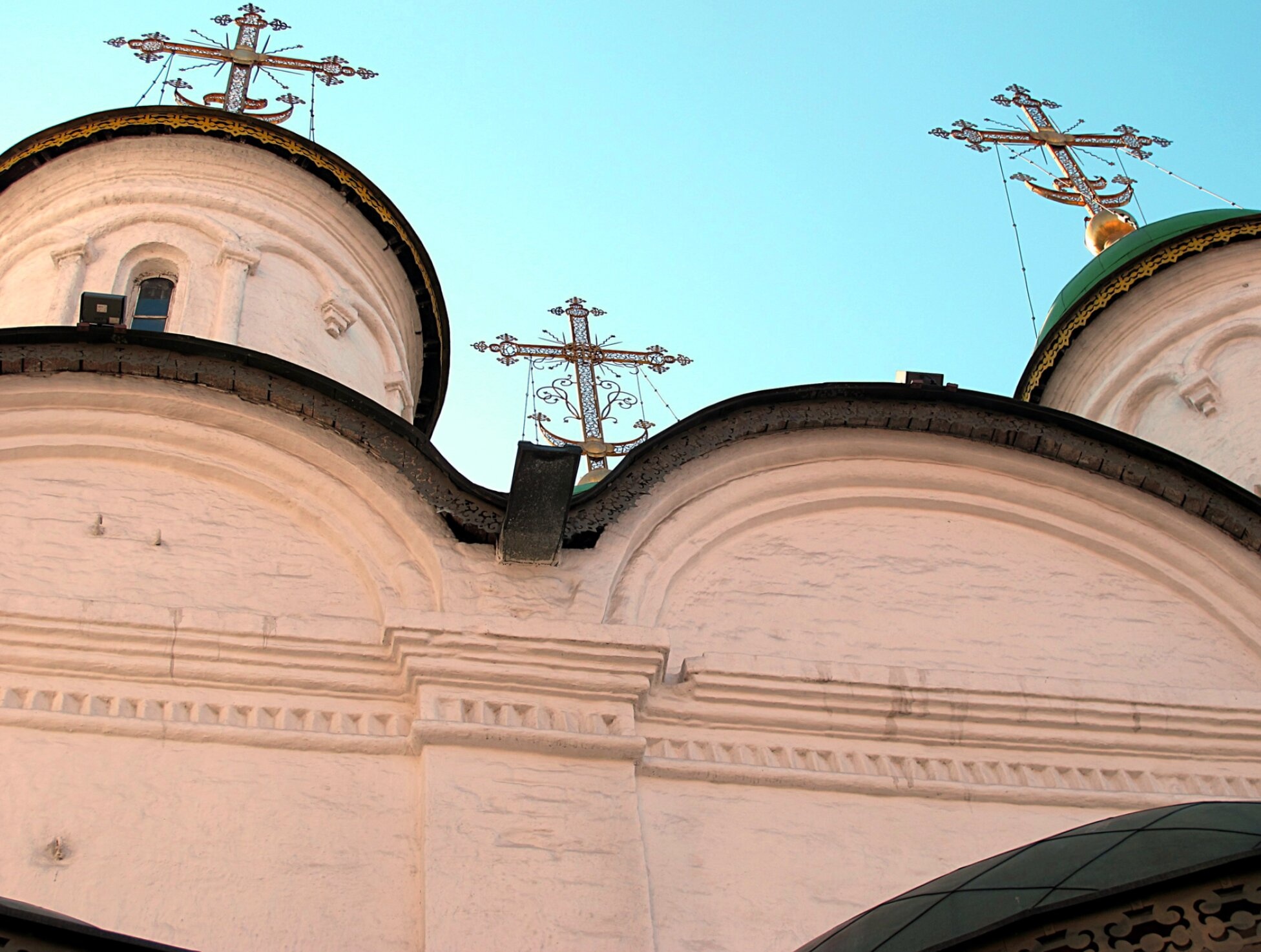 Храм Троицы Живоначальной в Листах: купола и кресты