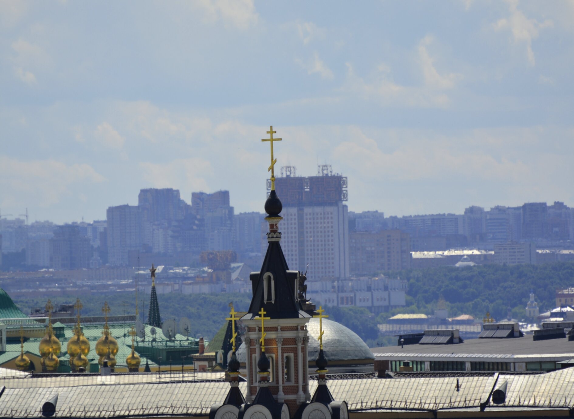 Вид на Заиконоспасский ставропигиальный мужской монастырь в Москве