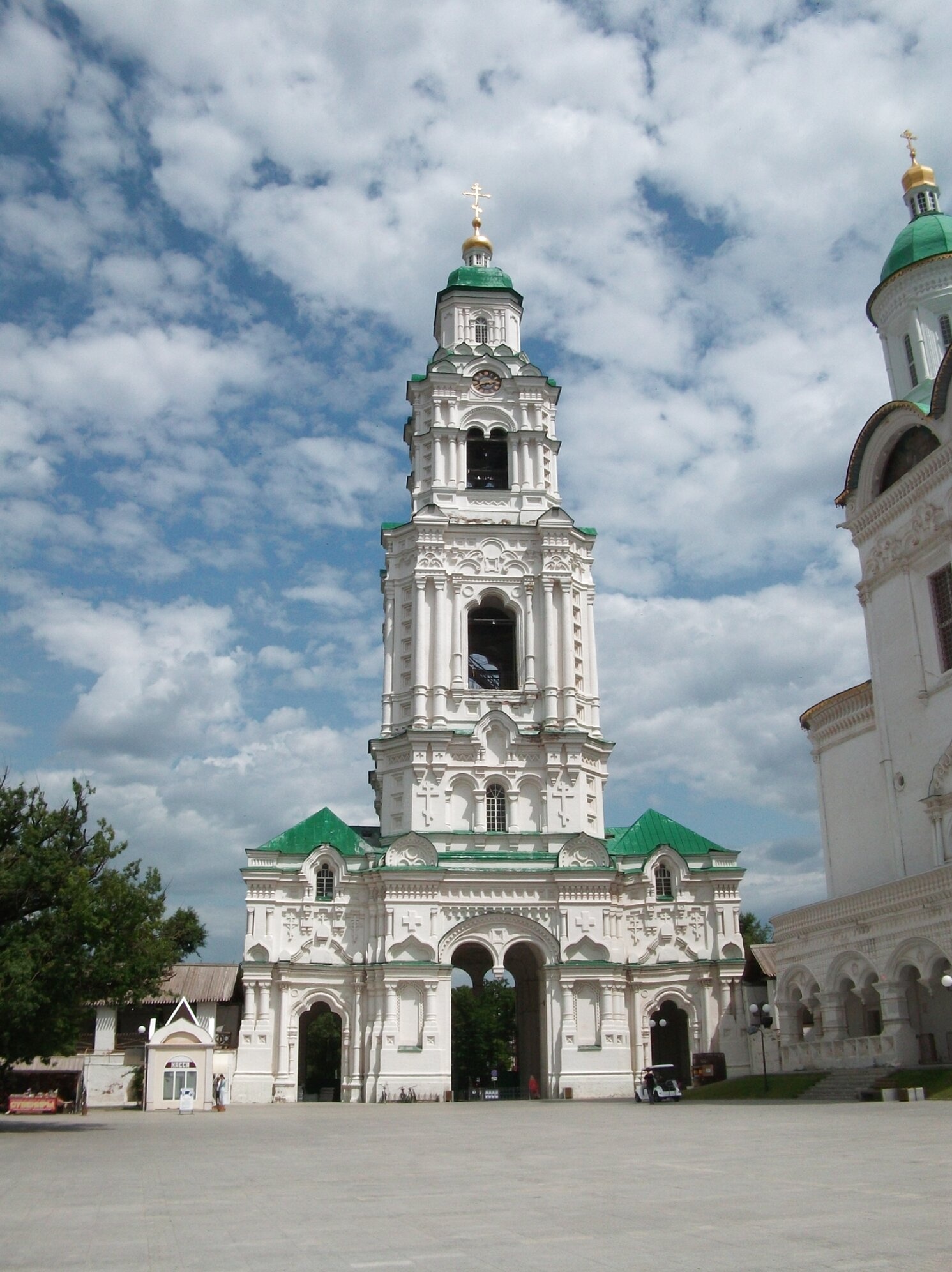 Пречистенская колокольня и Успенский собор Астраханского кремля