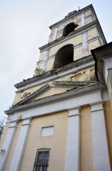 Колокольня церкви Трёх Святителей в Белоомуте