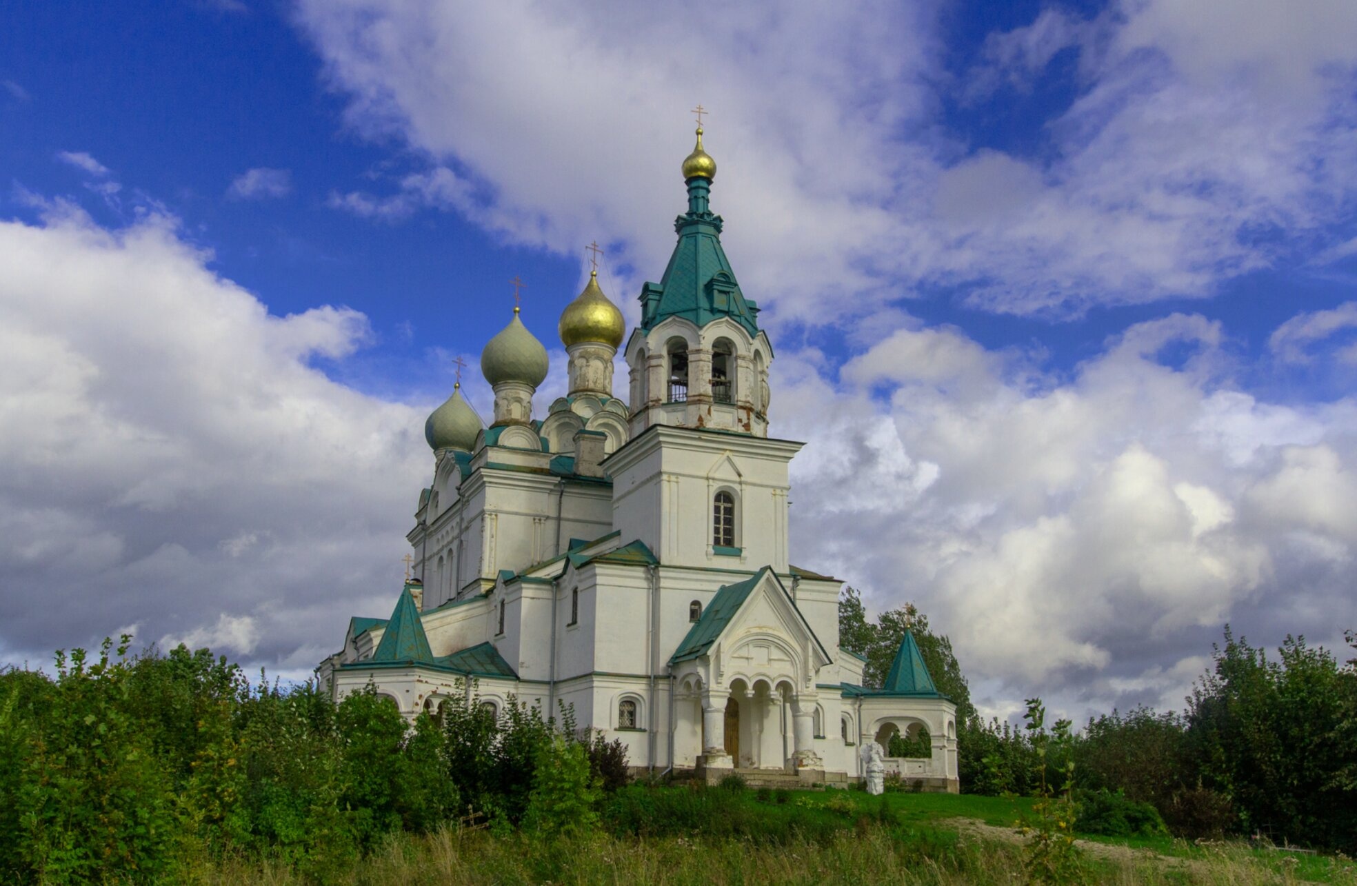 Церковь Святого Духа в посёлке Батецкий