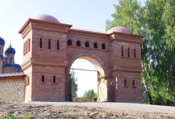 Вход в Успенский Свято-Георгиевский мужской монастырь (Святые кустики)