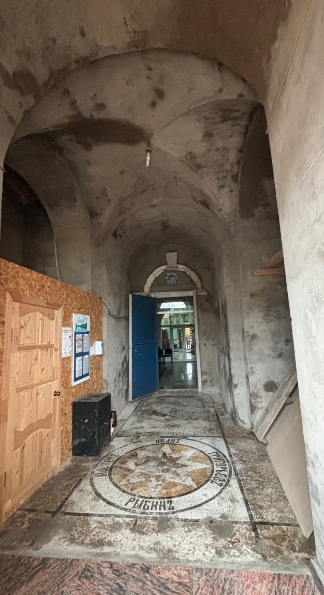 Интерьер храма Рождества Пресвятой Богородицы в селе Махра