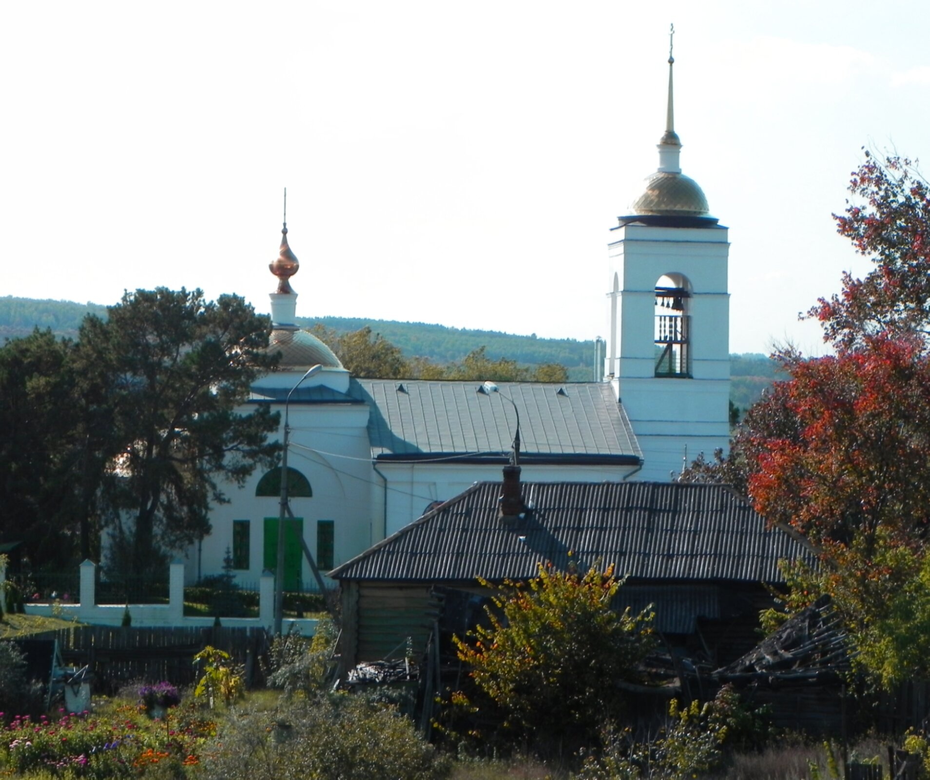 Храм Троицы Живоначальной в селе Лужники