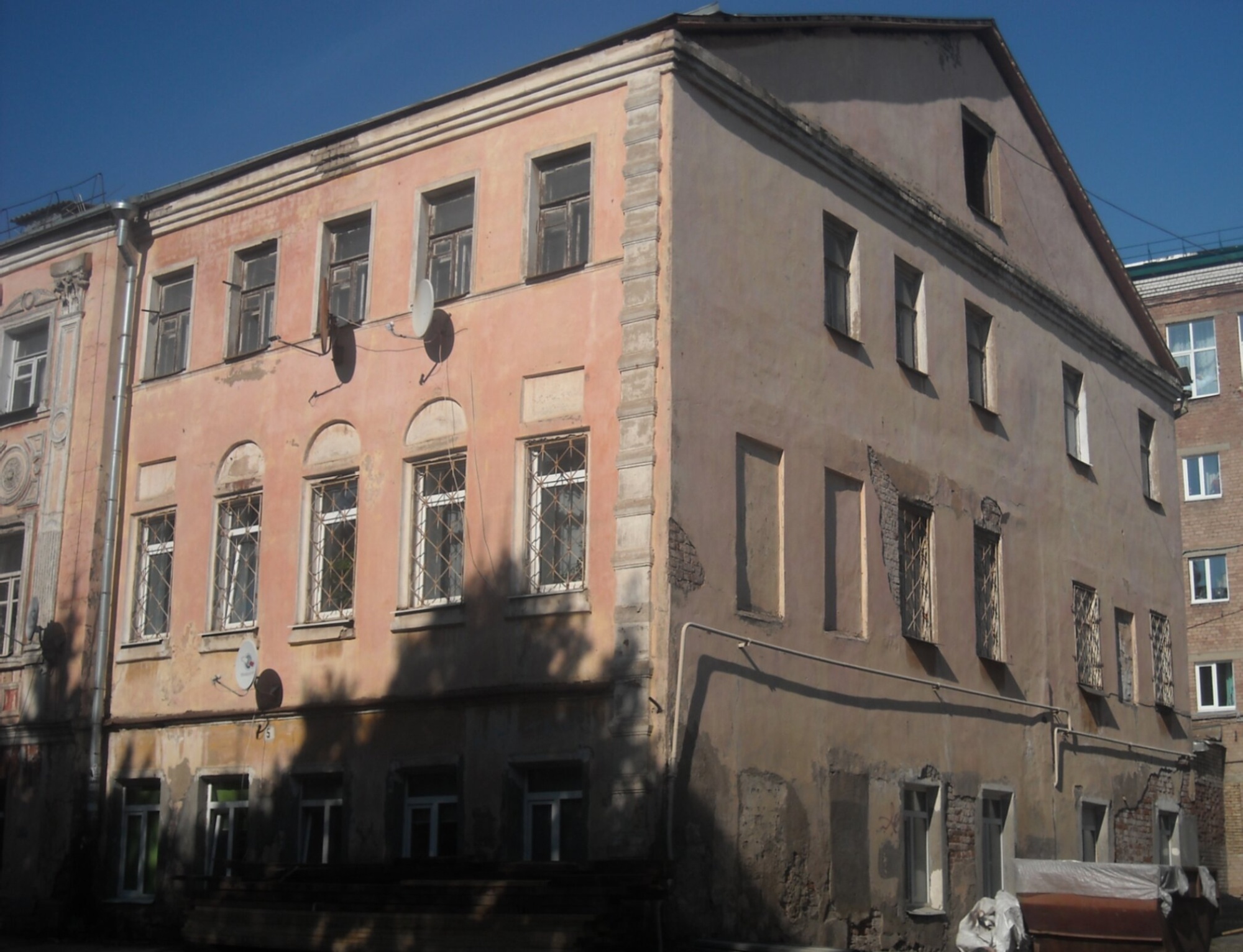 Церковь Иверской иконы Божией Матери в Рыбинске: руины стены и современное здание