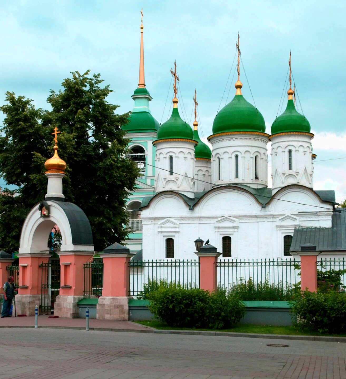 Храм Троицы Живоначальной в Листах: Архитектура и современный вид