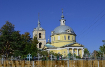 Храм Трёх Святителей в Белоомуте